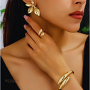 Conjunto Nayla, dourado, minimalista e geométrico, brinco, pulseira e anel.