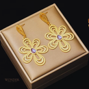 Brinco Madalena, aço inoxidável, dourado, flor.