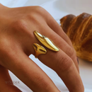 Anel Naiara, aço inoxidável, dourado, assimétrico.