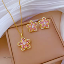 Conjunto Sacha, aço inoxidável, dourado com rosa strass cinco folhas flor, colar e brinco.