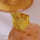 Anel Maraisa, aço inoxidável, dourado, geométrico.
