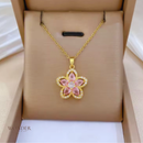 Conjunto Sacha, aço inoxidável, dourado com rosa strass cinco folhas flor, colar e brinco.