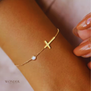 Pulseira Celia, aço inoxidável, dourado, strass e cruz.