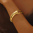 Pulseira Mia, dourado, assimétrico de gota d''água, design elegante e minimalista de alta qualidade.
