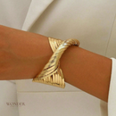 Pulseira Mila, bracelete estilo boêmio minimalista com linhas geométricas ajustáveis.