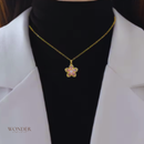 Conjunto Sacha, aço inoxidável, dourado com rosa strass cinco folhas flor, colar e brinco.