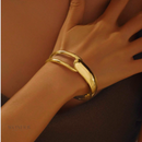 Pulseira Mia, dourado, assimétrico de gota d''água, design elegante e minimalista de alta qualidade.