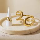Conjunto Nora, dourado, minimalista, geométrico.