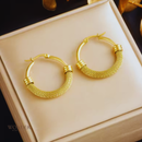 Brinco Vânia, aço inoxidável, circular argola, dourado.