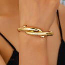 Pulseira Maristela, dourado, geométrico e assimétrico.