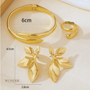 Conjunto Nayla, dourado, minimalista e geométrico, brinco, pulseira e anel.
