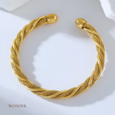 Pulseira Andressa, aço inoxidável, dourado, torcido e ajustável.