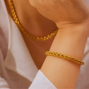 Conjunto Gabriela, aço inoxidável, cor ouro trigo, colar e pulseira.