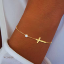 Pulseira Celia, aço inoxidável, dourado, strass e cruz.
