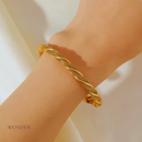 Pulseira Andressa, aço inoxidável, cor de ouro, torcido, ajustável, à prova da água.