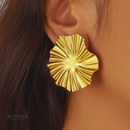 Brinco Laura, aço inoxidável, dourado, geométrico irregular listrado, flor.