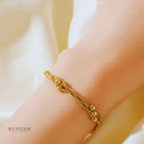 Pulseira Bruna, de aço inoxidável, dourada, corrente enrolada.