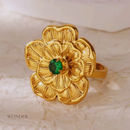 Anel Dina, aço inoxidável, com zircônia verde e flor vintage dourada.