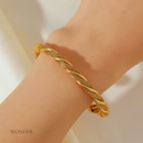 Pulseira Andressa, aço inoxidável, dourado, torcido e ajustável.