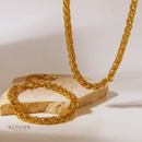 Conjunto Gabriela, aço inoxidável, cor ouro trigo, colar e pulseira.