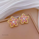 Conjunto Sacha, aço inoxidável, dourado com rosa strass cinco folhas flor, colar e brinco.
