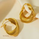 Brinco Julia, aço inoxidável, dourado e geométrico de argola.