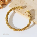Pulseira Andressa, aço inoxidável, dourado, torcido e ajustável.