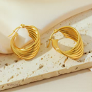 Brinco Julia, aço inoxidável, dourado e geométrico de argola.