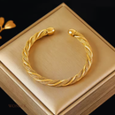 Pulseira Andressa, aço inoxidável, dourado, torcido e ajustável.